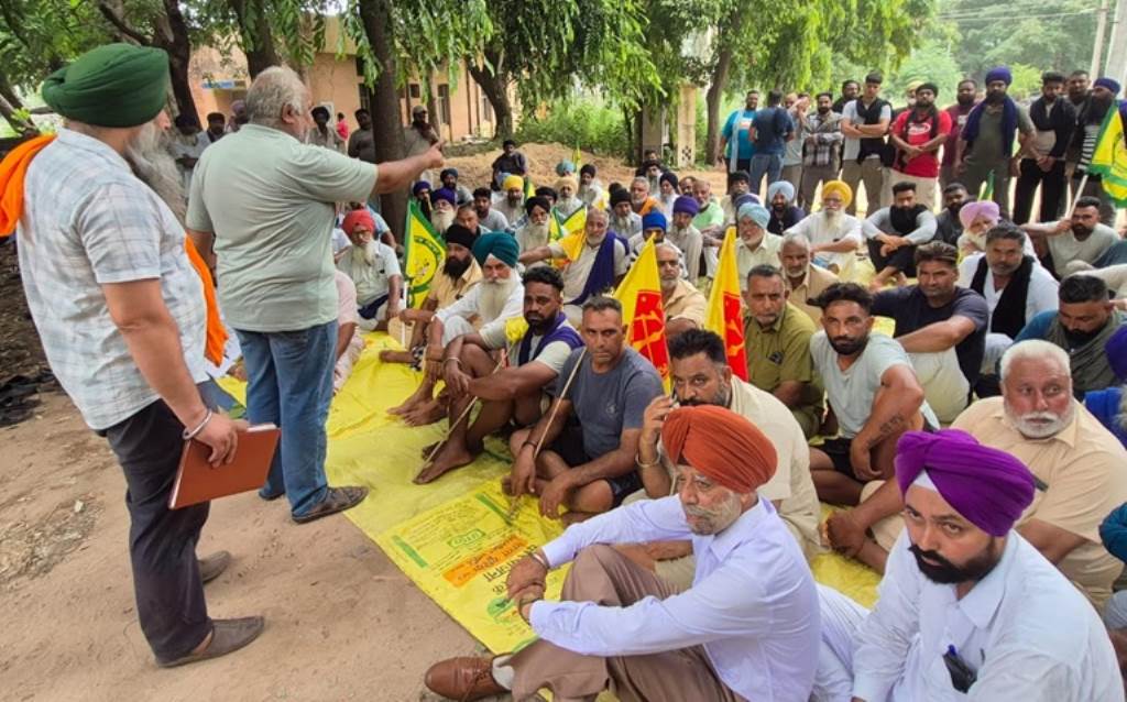 Farmers staged a massive protest demonstration at the Garhshankar electricity office premises against prolonged power cuts